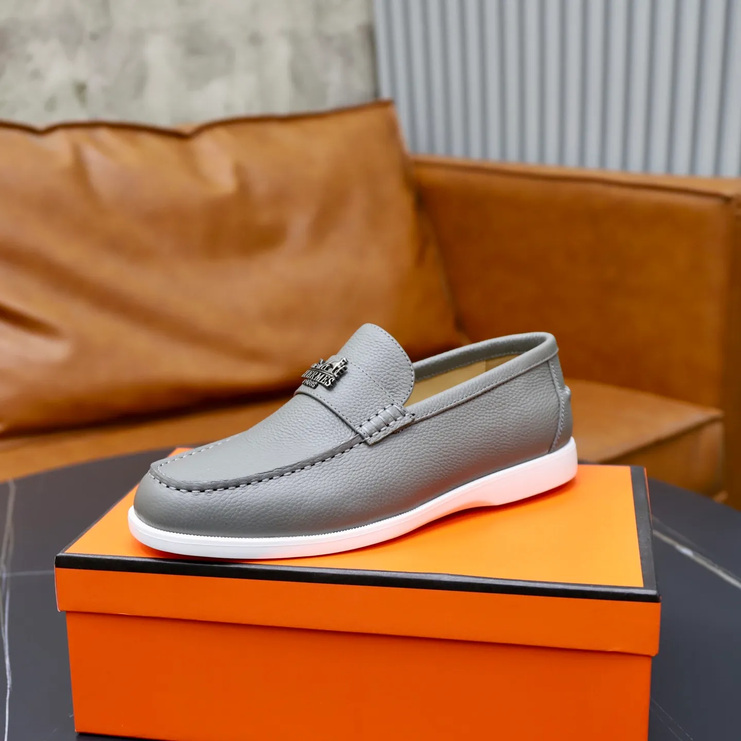 Ex-factory price: 560💰Hermès/Hermès slip-on men's shoes. This shoe is made of imported pebbled cowhide. It has simple and smooth lines and is combined with aerodynamically designed 3CM rubber foam ultra-light soles! Youthful and fashionable, classic H-shaped hardware buckle decoration, calf lining gently wraps the feet, with logo cowhide feet, casual and urban style, highlighting youthful vitality, sports and leisure version, super versatile, code number: 38-39-40-41-42-43-44 standard leather shoe size (45 can be customized but does not support returns)